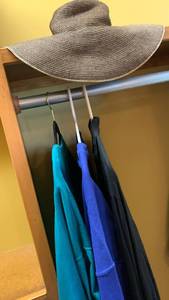 lot 1543 image: Ladies clothes size XXL and floppy sun hat