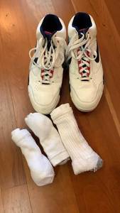 lot 1550 image: Mens Nike sneakers size 10.5