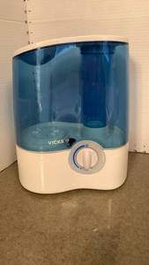 lot 1559 image: Vicks Cool Mist Humidifier