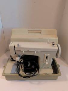 lot 1604 image: Singer 604136-001 Sewing Machine with Case