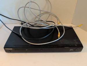 lot 1616 image: Samsung DVD-1080P9 Digital Video Disc Player with Cables