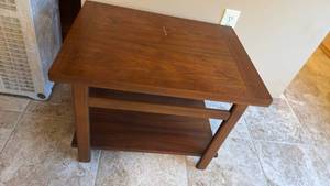 lot 2001 image: Lane side table 20x27x20 gouge on top, matches lot 314 located in basement has walkout