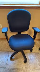 lot 2002 image: Rolling adjustable office chair 38x28x24 located in basement has walkout