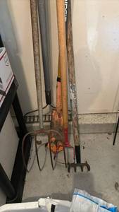 lot 3019 image: Garden Tools