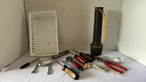 lot 3117 image: Flashlight and miscellaneous hand tools
