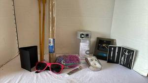 lot 3240 image: Coin Counter, Kraft paper roll, manicure set, wallet,  back scratchers and more