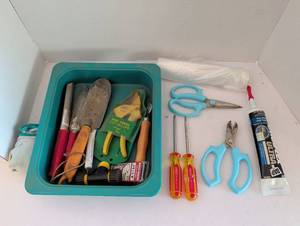 lot 3316 image: Garden Tool Kit with Pruning Shears and Hand Tools