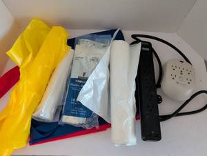 lot 3320 image: Mixed Lot of dropcloths and power strips