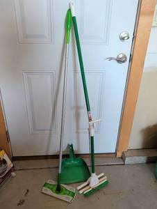 lot 3402 image: Swiffer Floor Cleaning System with Dustpan and Brush Set