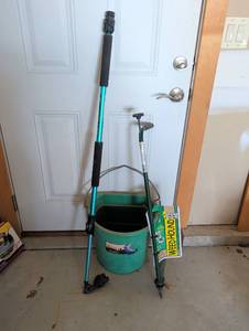 lot 3404 image: Hound Dog Weed Hound Garden Tool with Bucket and water blaster