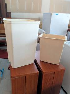 lot 3419 image: Plastic trash cans qty 2
