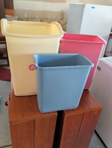 lot 3420 image: Plastic trash cans qty 3