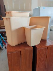 lot 3422 image: Set of Plastic trash cans qty 4