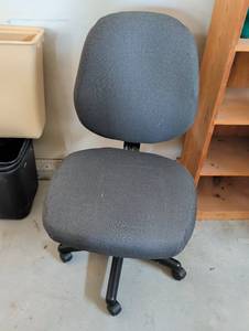 lot 3426 image: Gray Fabric Rolling Office Desk Chair