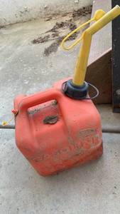 lot 4100 image: 2 gallon gas can