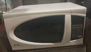 lot 52044 image: Danby Designer White Countertop Microwave Oven - Retail $50