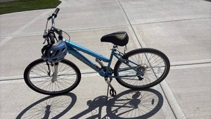 lot 52063 image: Schwinn Blue Mountain Bike with Helmet - Retail $75