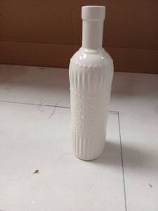 lot 22986 image: LYEOBOH Oil Dispenser for Kitchen, Olive Oil Dispenser Bottle 17 OZ Ceramic Vinegar Dispenser Bottle, Easy to Use for Kitchen Gadgets, Frying, BBQ, White - Retail $17