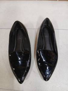 lot 33763 image: MUSSHOE Pointed Toe Flats for Women, Comfortable Business Casual Work Shoes, Slip On Loafers with Arch Support, Office Walking Flats for All Day Standing Black 7.5 (Pre Owned) - Retail $37