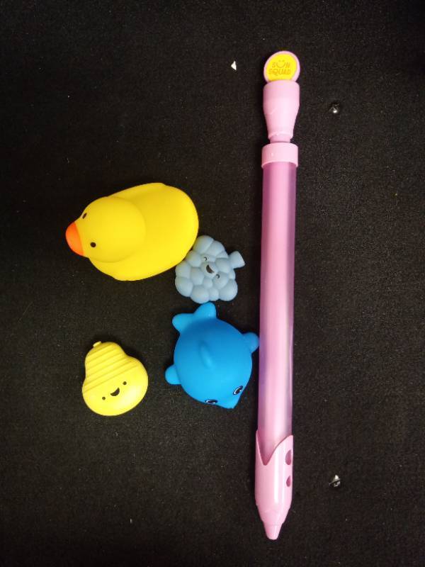 lot 2059 image: Kawaii Bath Toy Set with Pink Bubble Wand - Retail $13