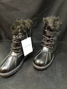 lot 2112 image: Dream Pairs Black Faux Fur Lined Winter Snow Boots - Retail $25