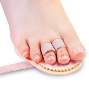 lot 84 image: Welnove - Hammer Toes Straightener Toe Splint Corrector for Claw, Curled, Crooked Toe, Cushion Brace Joint Realign Metatarsal Support Loop Pack of 2 (2 Holes) - Retail $13