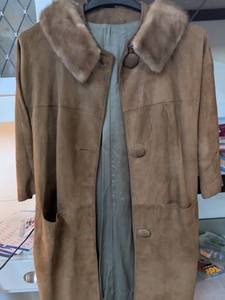 lot 47 image: Womens Shearling Leather Coat with Fur Collar