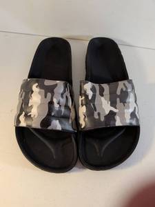 lot 140 image: Camouflage Slide Sandals Size 10