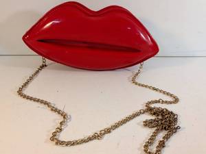 lot 174 image: Red Lips Shaped Chain Purse