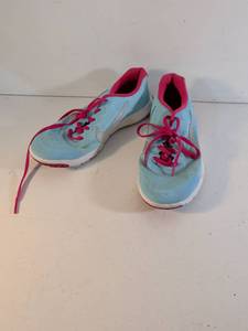 lot 178 image: Nike Womens Athletic Running Shoes Size 5.5