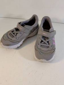 lot 179 image: Under Armour Girls Athletic Running Shoes Size 9K Gray Purple