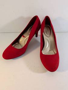lot 184 image: Dexter Comfort Red Suede Pumps Size 10W