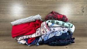 lot 140 image: Mixed Womens Pajama Tops and Bottoms Bundle Lot ( Size Small)