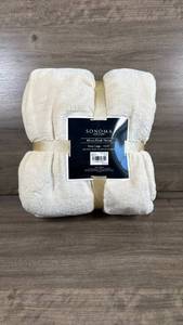 lot 146 image: Sonoma Micro-Plush Throw Blanket White Extra Large 60x80