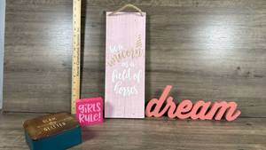 lot 147 image: Girls Room Decor Bundle