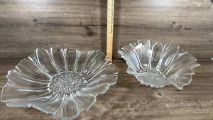 lot 151 image: Clear Glass Sunflower Shaped Serving Bowls Set