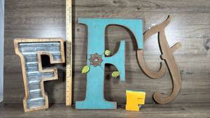 lot 155 image: Decorative Wood Letter F Wall Decor Set (including letter F sticky notes)