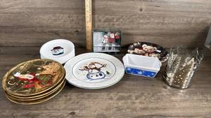 lot 299 image: Christmas Holiday Dinnerware and Decorative Accessories Set