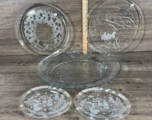 lot 313 image: Christmas Holiday Glass Plates and Serving Platters