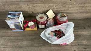 lot 319 image: Scented Candle Collection and a flameless candle
