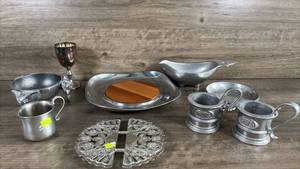 lot 353 image: Serving dishes
