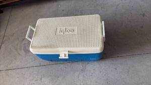 lot 414 image: Igloo Portable Ice Chest Cooler with Handle and Drain Spout