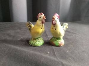 lot 5188 image: Ceramic Rooster Salt and Pepper Shaker Set