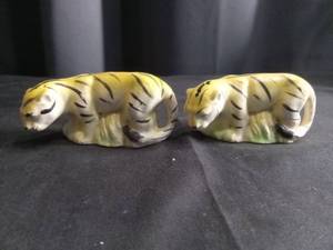 lot 5189 image: Ceramic Cat Figurines Salt and Pepper Shakers
