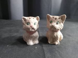 lot 5191 image: Small Ceramic Cat Shaker Set