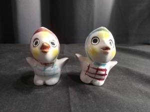 lot 5192 image: Ceramic Bird Salt and Pepper Shakers Set with Striped Pattern