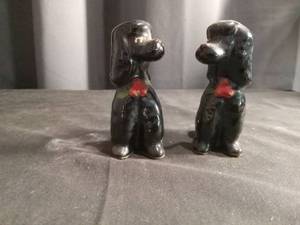 lot 5196 image: Black Poodle Dog Salt and Pepper Shakers Set