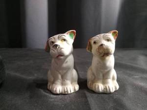 lot 5197 image: Dog  Salt and Pepper Shaker Set
