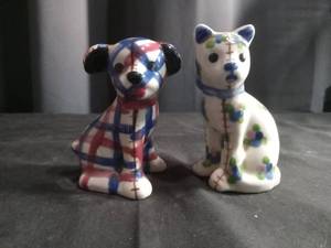 lot 5198 image: Hand Painted Ceramic Animal Figurines Dog and Cat Shaker Set