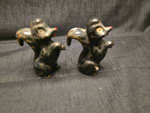 lot 5495 image: Pair of Black Ceramic skunk salt and pepper shakers